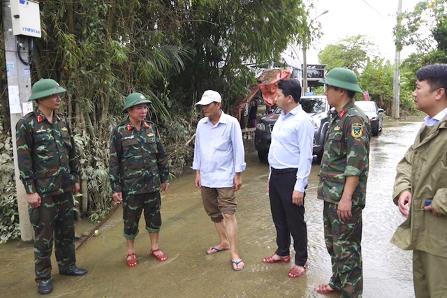 C&aacute;c thủ trưởng, chỉ huy li&ecirc;n tục đi kiểm tra, cập nhật t&igrave;nh h&igrave;nh để c&oacute; những chỉ đạo s&aacute;t s&acirc;u, tr&uacute;ng với y&ecirc;u cầu thực tiễn ở cơ sở ngay khi nước bắt đầu r&uacute;t.