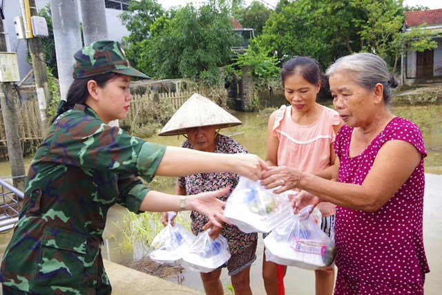 Bộ Tham mưu Qu&#226;n khu 5 s&#225;t c&#225;nh c&#249;ng Nh&#226;n d&#226;n vượt qua mưa lũ - Ảnh 4