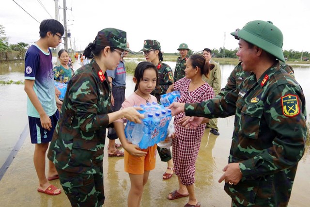 Bộ Tham mưu Qu&#226;n khu 5 s&#225;t c&#225;nh c&#249;ng Nh&#226;n d&#226;n vượt qua mưa lũ - Ảnh 5