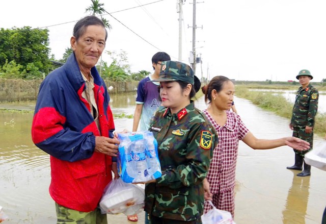 Kh&ocirc;ng chỉ c&oacute; cơm, nước sạch cũng được c&aacute;c lực lượng ph&acirc;n c&ocirc;ng tỏa về cung cấp, ph&aacute;t miễn ph&iacute; cho người d&acirc;n v&ugrave;ng lũ.