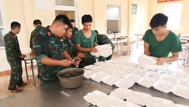 Bộ Tham mưu Qu&#226;n khu 5 s&#225;t c&#225;nh c&#249;ng Nh&#226;n d&#226;n vượt qua mưa lũ - Ảnh 2