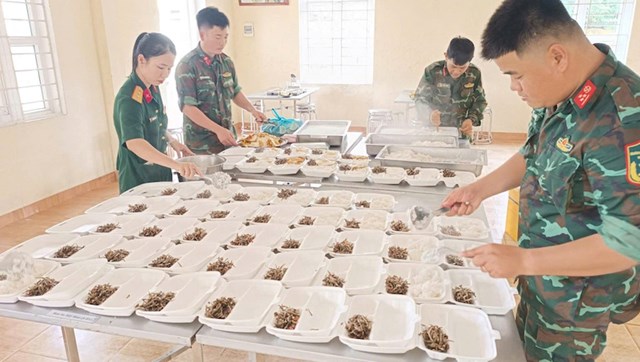 Khẩn trương chuẩn bị c&aacute;c suất ăn đề cung cấp, hỗ trợ nh&acirc;n d&acirc;n v&ugrave;ng lũ.