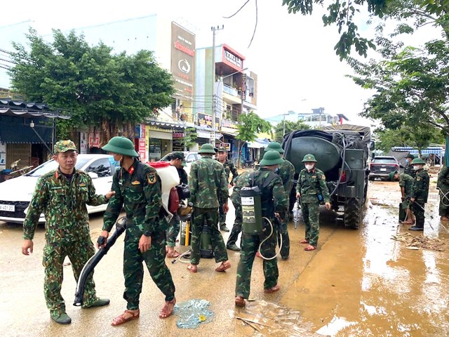 C&aacute;c lực lượng, đơn vị thuộc&nbsp;Bộ Tham mưu Qu&acirc;n khu 5 gi&uacute;p nh&acirc;n d&acirc;n l&agrave;m vệ sinh m&ocirc;i trường, khắc phục thi&ecirc;n tai mưa lũ.