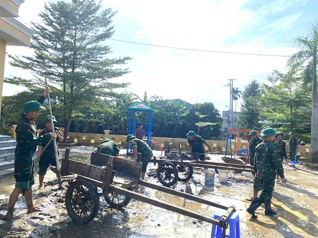 C&aacute;n bộ, chiến sỹ&nbsp;Bộ Tham mưu Qu&acirc;n khu 5 chia về c&aacute;c nơi để l&agrave;m vệ sinh m&ocirc;i trường.