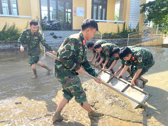 C&aacute;c lưc lượng tận dụng mọi trang thiết bị để khẩn trương vệ sinh b&ugrave;n đất với phương ch&acirc;m: "Nước r&uacute;t đến đ&acirc;u, vệ sinh ngay đến đ&oacute;".