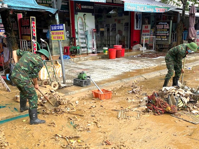 Bộ Tham mưu Qu&#226;n khu 5 s&#225;t c&#225;nh c&#249;ng Nh&#226;n d&#226;n vượt qua mưa lũ - Ảnh 1