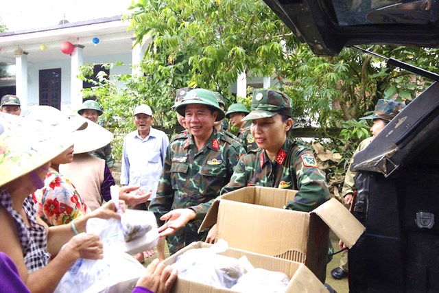 Từng phần cơm ấm t&igrave;nh qu&acirc;n d&acirc;n được mang đến tận tay người d&acirc;n.