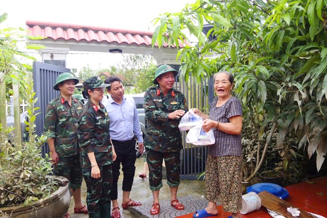 Những suất qu&agrave; tuy kh&ocirc;ng lớn nhưng lại mang hơi ấm nghĩa t&igrave;nh của c&aacute;n bộ, chi&ecirc;n sỹ Qu&acirc;n khu 5 với đồng b&agrave;o.