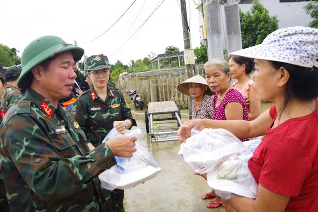 Bộ Tham mưu Qu&#226;n khu 5 s&#225;t c&#225;nh c&#249;ng Nh&#226;n d&#226;n vượt qua mưa lũ - Ảnh 3
