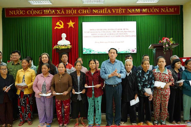 Thượng tướng L&ecirc; Quốc H&ugrave;ng, Ủy vi&ecirc;n Trung ương Đảng, Thứ trưởng Bộ C&ocirc;ng an, đ&atilde; dẫn đầu đo&agrave;n c&ocirc;ng t&aacute;c đến thăm hỏi, động vi&ecirc;n v&agrave; trao qu&agrave; hỗ trợ người d&acirc;n bị ảnh hưởng bởi thi&ecirc;n tai tr&ecirc;n địa b&agrave;n th&agrave;nh phố Huế.