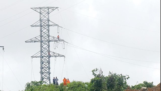 Ngay sau khi mưa lũ tạm r&uacute;t, EVNCPC đ&atilde; chỉ đạo c&aacute;c c&ocirc;ng ty điện lực th&agrave;nh vi&ecirc;n huy động to&agrave;n bộ nh&acirc;n lực, phương tiện v&agrave; vật tư thiết bị, chia th&agrave;nh nhiều mũi c&ocirc;ng t&aacute;c, khẩn trương kiểm tra hiện trường, khắc phục sự cố v&agrave; thay thế thiết bị hư hỏng.