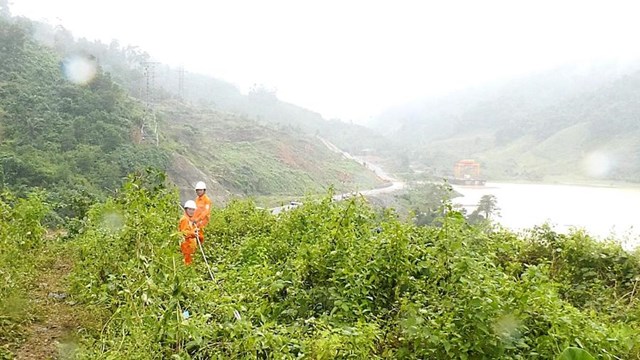 Đến 7 giờ s&aacute;ng 2/11/2025, Tổng c&ocirc;ng ty Điện lực miền Trung đ&atilde; cơ bản ho&agrave;n th&agrave;nh việc kh&ocirc;i phục cung cấp điện cho gần 99% kh&aacute;ch h&agrave;ng bị ảnh hưởng, gi&uacute;p người d&acirc;n sớm ổn định đời sống, sản xuất sau thi&ecirc;n tai.