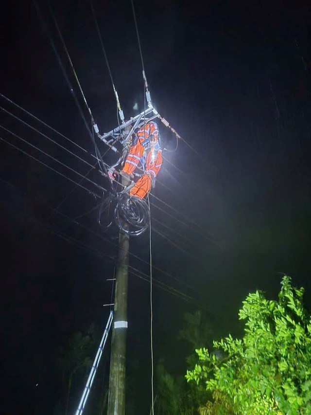 Đến thời điểm n&agrave;y, to&agrave;n bộ lưới điện 110kV tr&ecirc;n địa b&agrave;n miền Trung đ&atilde; vận h&agrave;nh b&igrave;nh thường, kh&ocirc;ng c&ograve;n sự cố do ảnh hưởng mưa lũ. Quyết t&acirc;m kh&ocirc;i phục ho&agrave;n to&agrave;n trong ng&agrave;y 2/11