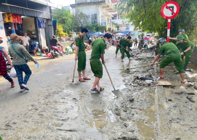 Ấm l&#242;ng v&#249;ng lũ Huế - Ảnh 1