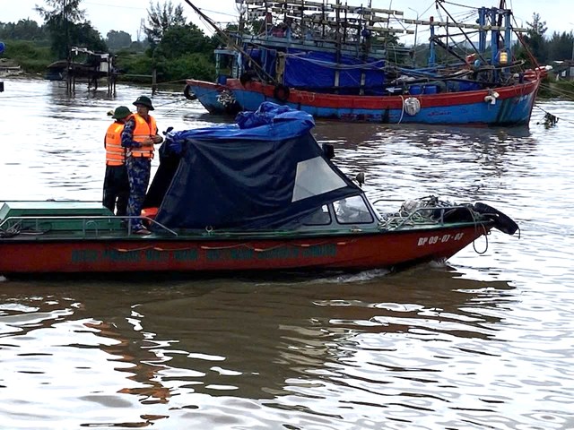 Lực lượng Hải đội 2 phối hợp đưa nạn nh&acirc;n l&ecirc;n bờ v&agrave; b&agrave;n giao cho gia đ&igrave;nh theo quy định.