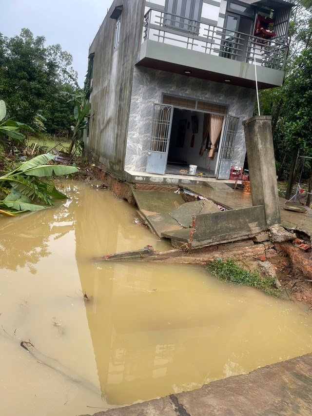 Dọc hai b&ecirc;n đường, nh&igrave;n thấy những ng&ocirc;i si&ecirc;u vẹo v&ugrave;ng t&acirc;m lũ Ph&uacute; Thuận c&agrave;ng l&agrave;m c&aacute;c c&aacute;n bộ, chiến sỹ C&ocirc;ng ty C&agrave; ph&ecirc; 15 siết chặt v&ocirc; lăng để đưa h&agrave;ng về hỗ trợ b&agrave; con sớm hơn.