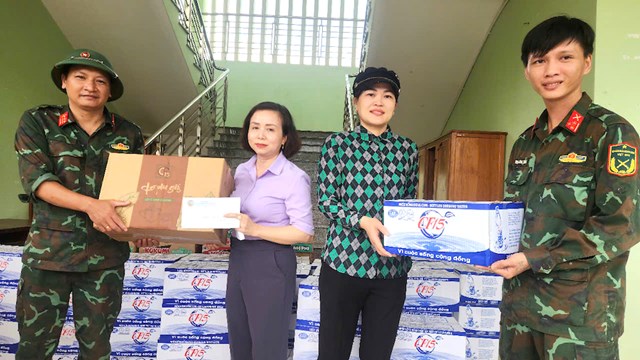Mỗi m&oacute;n qu&agrave;, mỗi lời động vi&ecirc;n đ&atilde; g&oacute;p phần thắp s&aacute;ng niềm tin, l&agrave;m s&acirc;u đậm th&ecirc;m mối quan hệ &ldquo;qu&acirc;n với d&acirc;n như c&aacute; với nước&rdquo;- nền tảng vững chắc để Đảng, Nh&agrave; nước v&agrave; Nh&acirc;n d&acirc;n c&ugrave;ng nhau vượt qua mọi gian kh&oacute;, dựng x&acirc;y cuộc sống mới nơi v&ugrave;ng đất vừa hồi sinh sau lũ dữ.