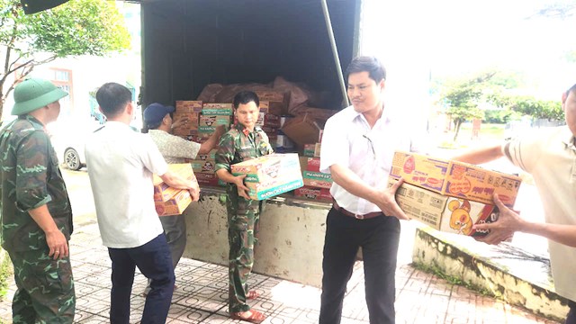 Băng qua h&agrave;ng trăm km đường sạt lở do mưa lũ trong đ&ecirc;m từ T&acirc;y Nguy&ecirc;n về, c&aacute;c c&aacute;n bộ, chiến sỹ C&ocirc;ng ty C&agrave; ph&ecirc; 15 (Qu&acirc;n khu 5) đ&atilde; nhanh ch&oacute;ng triển khai ph&acirc;n bổ h&agrave;ng cứu trợ để đưa đến tận tay người d&acirc;n v&ugrave;ng lũ Ph&uacute; Thuận từ s&aacute;ng sớm.