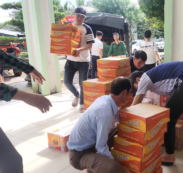 H&agrave;ng trăm th&ugrave;ng h&agrave;ng gồm l&agrave; lương thực, nhu yếu phẩm thiết yếu được chở về v&ugrave;ng t&acirc;m lũ Ph&uacute; Thuận, nơi nước vẫn c&ograve;n ngập, chia cắt c&aacute;c khu d&acirc;n cư, cơ quan, c&ocirc;ng sở, trường học&hellip;.