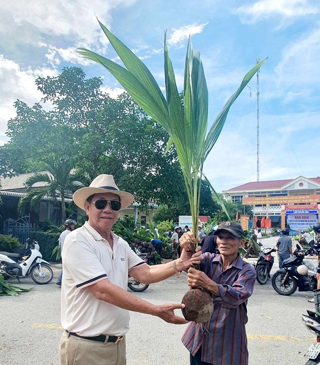 &Ocirc;ng Năm Ch&acirc;u trao tặng dừa cho người d&acirc;n