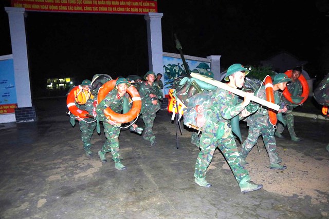 Lặng lẽ giữa mưa b&atilde;o v&agrave; trong đ&ecirc;m tối, những người l&iacute;nh Qu&acirc;n khu 5 rời doanh trại đến với nh&acirc;n d&acirc;n tại c&aacute;c địa b&agrave;n thi&ecirc;n tai đang đe dọa.