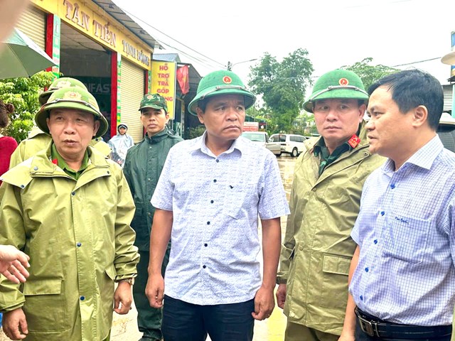 L&atilde;nh đạo UBND tỉnh Quảng Ng&atilde;i đi kiểm tra, chỉ đạo c&ocirc;ng t&aacute;c ph&ograve;ng chống b&atilde;o số 13 tại c&aacute;c địa b&agrave;n cơ sở.