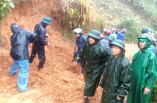 C&ocirc;ng t&aacute;c khắc phục sạt lở đất tại x&atilde; miền n&uacute;i Ngọc Linh (Quảng ng&atilde;i).