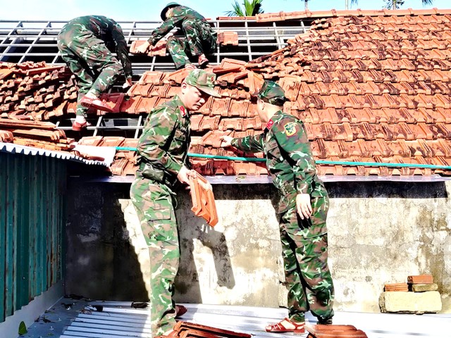 Gi&uacute;p d&acirc;n lợp lại nh&agrave; do b&atilde;o số 13 g&acirc;y ra.