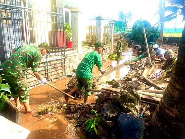 C&aacute;c lực lượng tham gia dọn vệ sinh m&ocirc;i trường, ổn định cuộc sống người d&acirc;n sau b&atilde;o.