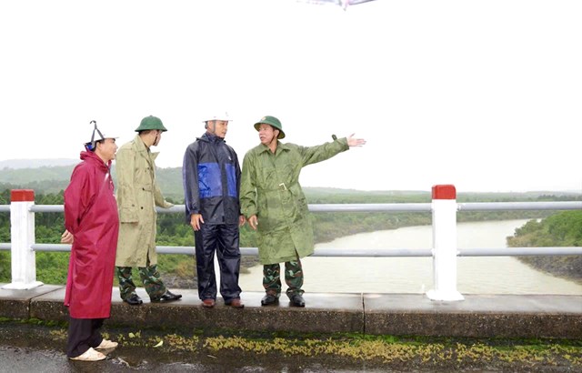 Khi kh&ocirc;ng c&ograve;n c&aacute;c bộ phận trung gian, ch&iacute;nh quyền hai cấp ph&aacute;t huy tốt v&agrave; kịp thời vai tr&ograve; l&atilde;nh chỉ đạo cũng như đồng h&agrave;nh với người d&acirc;n.