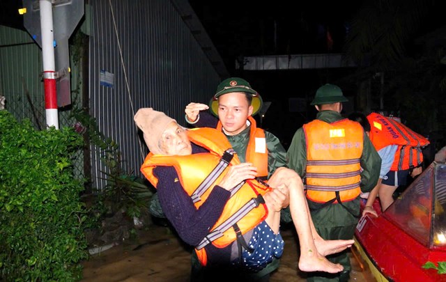 C&aacute;c lực lượng chức năng nhanh ch&oacute;ng sơ t&aacute;n an to&agrave;n người d&acirc;n trước khi b&atilde;o đổ bộ.