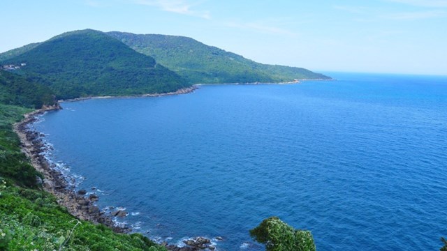 B&aacute;n đảo Sơn Tr&agrave; vươn ra biển như c&aacute;nh tay v&ograve;ng ra che k&iacute;n Vịnh Đ&agrave; Nẵng (ảnh: Internet)