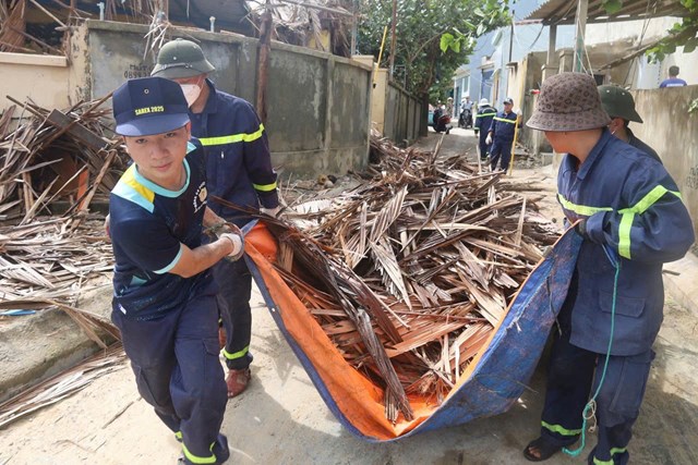Lực lượng chức năng kịp thời thu dọn, vệ sinh m&ocirc;i trường sau b&atilde;o. (Ảnh: Văn Minh)