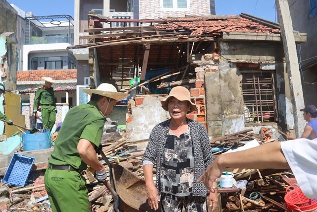 B&agrave; cụ x&oacute;t xa cảnh t&agrave;i sản bị b&atilde;o số 13-Kalmaegi t&agrave;n ph&aacute;. (Ảnh: Văn Minh)