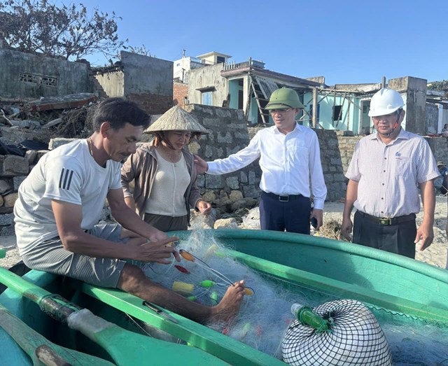 B&agrave; cụ x&oacute;t xa cảnh t&agrave;i sản bị b&atilde;o số 13-Kalmaegi t&agrave;n ph&aacute;. (Ảnh: Văn Minh)