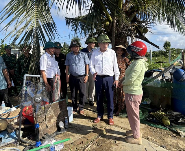 L&atilde;nh đạo UBND tỉnh Gia Lai thăm hỏi, động vi&ecirc;n tinh thần b&agrave; con sau b&atilde;o số 13-Kalmaegi. (Ảnh: Văn Minh)