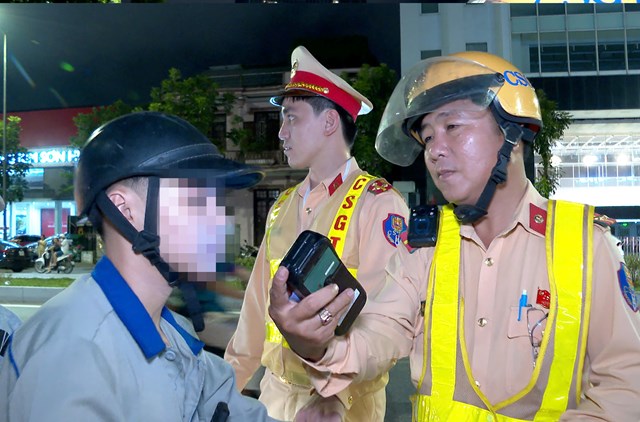 Huế ra qu&#226;n cao điểm kiểm tra vi phạm nồng độ cồn, bảo đảm an to&#224;n giao th&#244;ng - Ảnh 1