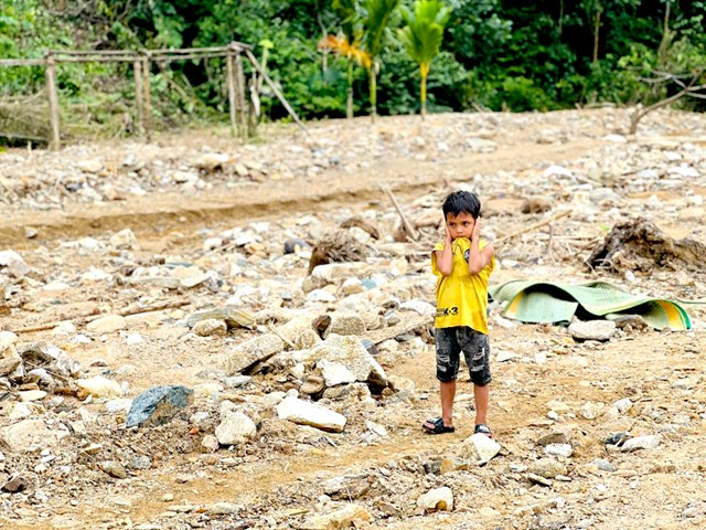 Kh&ocirc;ng ai biết ch&iacute;nh x&aacute;c cậu b&eacute; đang nghĩ g&igrave;, nhưng đ&ocirc;i mắt ấy chứa cả một thế giới vừa sụp đổ.