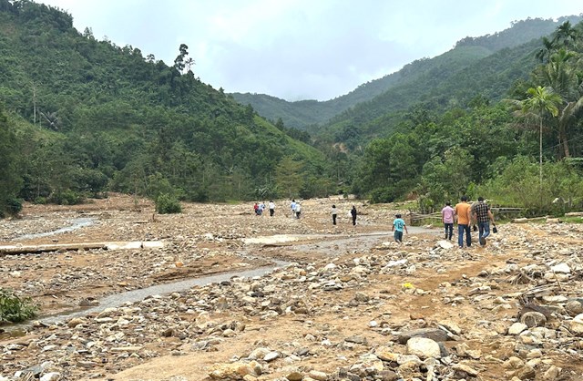Cảnh hoang t&agrave;n ng&ocirc;i l&agrave;ng vừa bị san phẳng bởi lũ dữ ở n&oacute;ng &Ocirc;ng Y&ecirc;n.