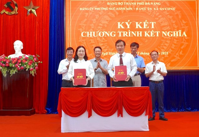 Việc đơn vị mạnh hỗ trợ đơn vị kh&oacute; kh&ocirc;ng chỉ th&uacute;c đẩy sự ph&aacute;t triển nội bộ m&agrave; c&ograve;n thể hiện tinh thần đo&agrave;n kết, tương trợ- một gi&aacute; trị cốt l&otilde;i trong x&acirc;y dựng hệ thống ch&iacute;nh trị cơ sở trong sạch, vững mạnh.