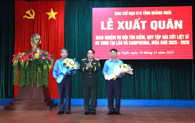 Đại diện l&atilde;nh đạo Ban Chỉ đạo 515 tỉnh Quảng Ng&atilde;i tặng hoa ch&uacute;c mừng tập thể Đội K53 với nhữung th&agrave;nh t&iacute;ch đạt được trong cuộc h&agrave;nh tr&igrave;nh t&igrave;m kiếm đồng đội thời gian qua.