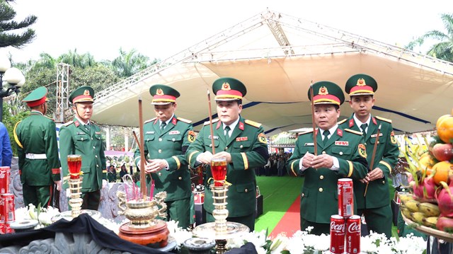 C&aacute;c đại biểu c&ugrave;ng tập thể c&aacute;n bộ, chiến sĩ Đội K53 k&iacute;nh cẩn d&acirc;ng hương tưởng niệm c&aacute;c anh h&ugrave;ng liệt sĩ tại Nghĩa trang liệt sĩ tỉnh Quảng Ng&atilde;i.