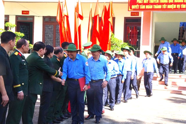 Gi&acirc;y ph&uacute;t tiễn đưa Đội K53 l&ecirc;n đường l&agrave;m nhiệm vụ tr&ecirc;n đất bạn đầy ấm c&uacute;ng, th&acirc;n t&igrave;nh.