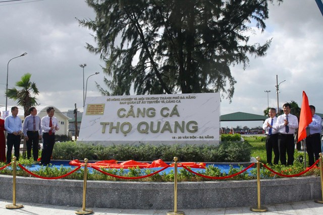 Đại diện l&atilde;nh đạo&nbsp;Bộ N&ocirc;ng nghiệp v&agrave; M&ocirc;i trường, UBND TP. Đ&agrave; Nẵng cắt băng kh&aacute;nh th&agrave;nh v&agrave; đưa v&agrave;o sử dụng c&ocirc;ng tr&igrave;nh N&acirc;ng cấp, mở rộng Cảng c&aacute; Thọ Quang giai đoạn 2.