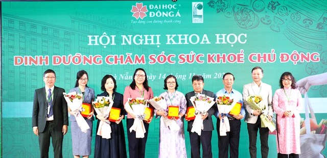 C&aacute;c đại biểu, diễn giả chụp ảnh lưu niệm tại Hội nghị.