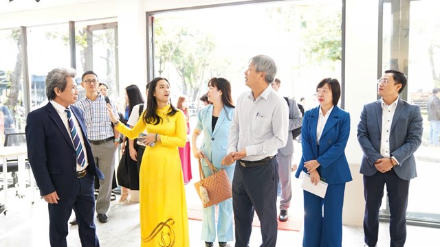 C&aacute;c đại biểu tham quan&nbsp;Trung t&acirc;m Đổi mới s&aacute;ng tạo v&agrave; Hỗ trợ khởi nghiệp UED (UED Innovation &amp; Startup Hub).&nbsp;