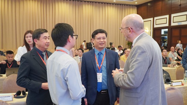 Ph&oacute; Chủ tịch Thường trực UBND th&agrave;nh phố Nguyễn Thanh B&igrave;nh trao đổi với c&aacute;c doanh nghiệp tại&nbsp;Diễn đ&agrave;n Kinh tế Thụy Sĩ