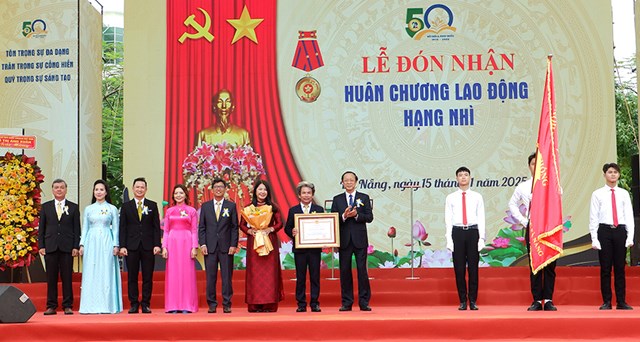 Thứ trưởng Thường trực Bộ Gi&aacute;o dục v&agrave; Đ&agrave;o tạo Phạm Ngọc Thưởng thừa ủy quyền Chủ tịch nước Cộng h&ograve;a x&atilde; hội chủ nghĩa Việt Nam trao Hu&acirc;n chương Lao động hạng Nh&igrave; cho trường Đại học Sư phạm &ndash; Đại học Đ&agrave; Nẵng&nbsp;(ảnh: Ng&ocirc; Huyền).