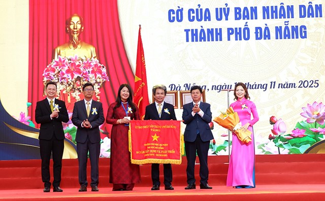 Trưởng Ban Nội Ch&iacute;nh Th&agrave;nh ủy V&otilde; C&ocirc;ng Ch&aacute;nh trao Cờ của UBND th&agrave;nh phố&nbsp;ghi nhận th&agrave;nh t&iacute;ch 50 năm x&acirc;y dựng v&agrave; ph&aacute;t triển (30-12-1975 &ndash; 30-12-2025) cho trường Đại học Sư phạm - Đại học Đ&agrave; Nẵng&nbsp;(ảnh: Ng&ocirc; Huyền).