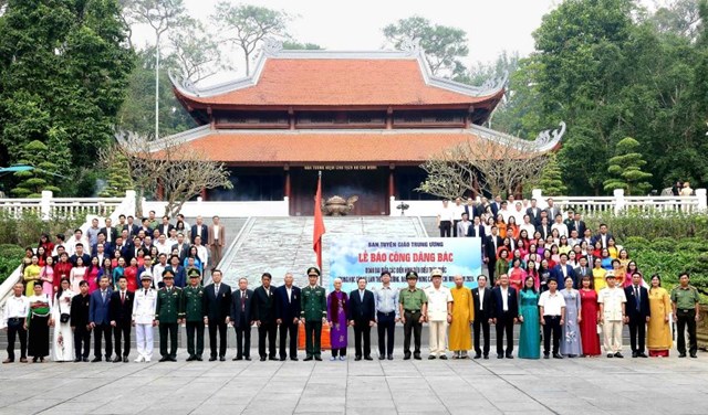 Đo&agrave;n đại biểu c&aacute;c điển h&igrave;nh, m&ocirc; h&igrave;nh to&agrave;n quốc chụp h&igrave;nh lưu niệm tại nh&agrave; tưởng niệm Chủ tịch Hồ Ch&iacute; Minh, Khu căn cứ K9, Ba V&igrave;, H&agrave; Nội